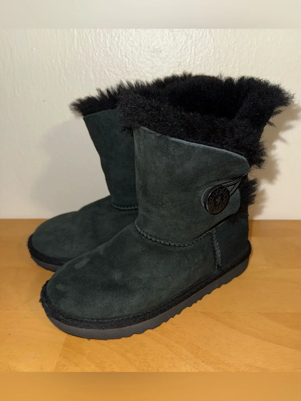 UGG Kids Bailey Button II Boots Black Sheepskin Size 12 1017400T No Insoles